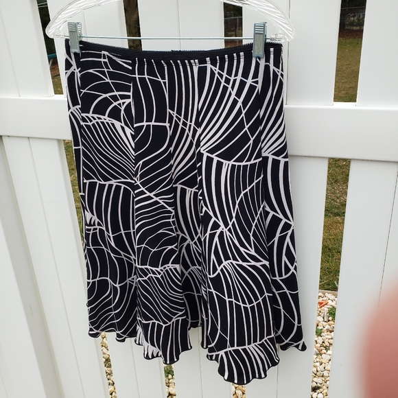 💋3/$20 SALE!💋Molly & Maxx Swirly Cute Skirt - Picture 4 of 8